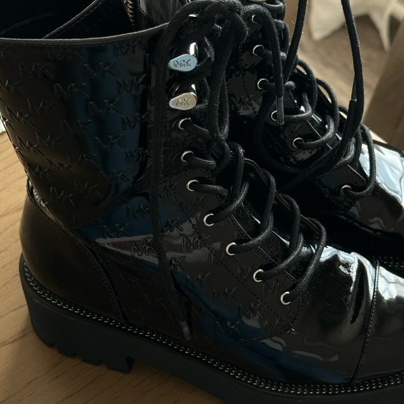 Michael Kors Bryce Platform
Combat Boot, perfect condition - Picture 5 of 5